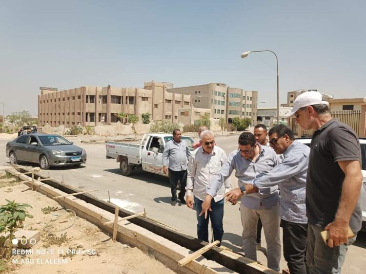رئيس جهاز العبور يتفقد أعمال تطوير الطرق بالمنطقة الصناعية والأحياء السكنية بالمدينة