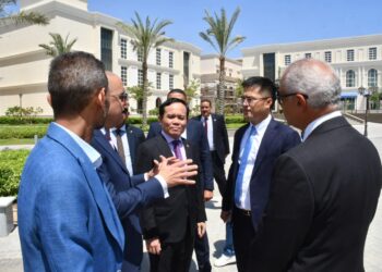 وزير الإسكان يصطحب نائب رئيس الوزراء الفيتنامي فى جولة بمدينة العلمين الجديدة