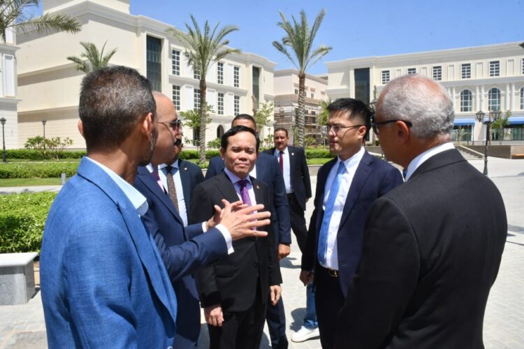 وزير الإسكان يصطحب نائب رئيس الوزراء الفيتنامي فى جولة بمدينة العلمين الجديدة 1 وزير الإسكان يصطحب نائب رئيس الوزراء الفيتنامي فى جولة بمدينة العلمين الجديدة
