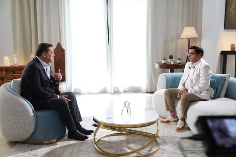 محمد هنيدي لمعتز الدمرداش أريد أن أكتب فيلماً عن حي إمبابة الذي نشأت فيه وشكل 85% من شخصيتي 1 محمدج هنيدي مع معتز الدمرداش