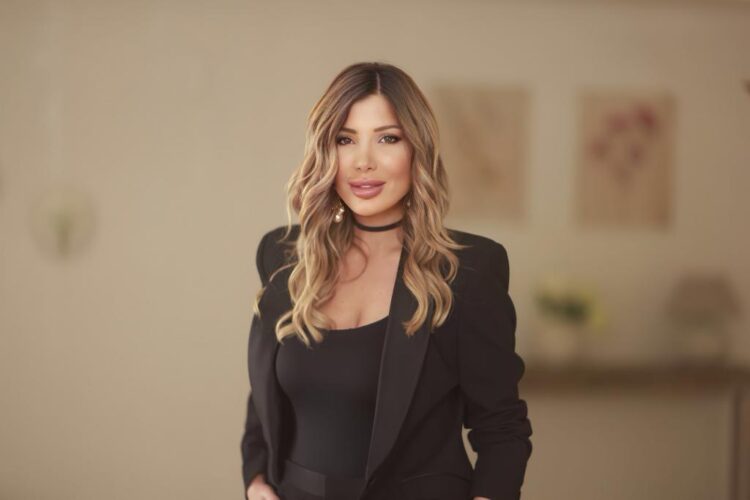إيمان العاصي ضيفة برنامج”بلا تصنيف” عبر قناتي” LBC ” و”روتانا موسيقى”
