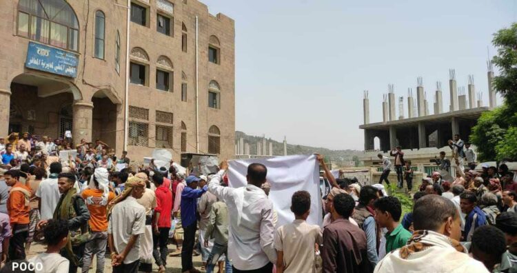 مظاهرة حاشدة أمام إدارة شرطة المعافر جنوبي تعز تندد بمقتل المواطنة ميثاق العردي وتطالب بالقبض على الجناه