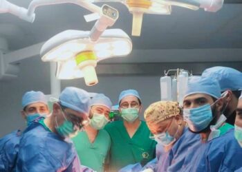 رئيس جامعة الفيوم .. ينقذ حياة مريضة بإجراء جراحة أورام معقدة