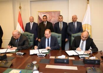 وزيرا التنمية المحلية والدولة للإنتاج الحربي ومحافظ القاهرة يشهدون توقيع عقد اتفاق لتنفيذ مشروع الدفع المسبق لتذكرة ركوب أتوبيسات هيئة النقل العام بالقاهرة 1 *وزيرا التنمية المحلية والدولة للإنتاج الحربي ومحافظ القاهرة يشهدون توقيع عقد اتفاق لتنفيذ مشروع الدفع المسبق لتذكرة ركوب أتوبيسات هيئة النقل العام بالقاهرة *