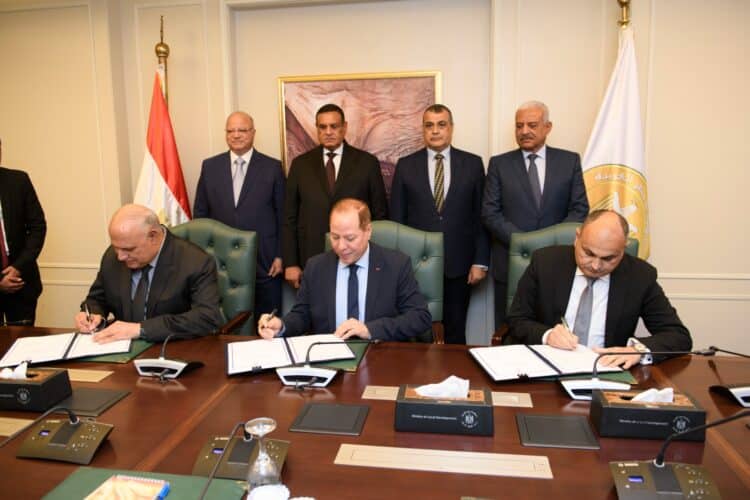 *وزيرا التنمية المحلية والدولة للإنتاج الحربي ومحافظ القاهرة يشهدون توقيع عقد اتفاق لتنفيذ مشروع الدفع المسبق لتذكرة ركوب أتوبيسات هيئة النقل العام بالقاهرة *