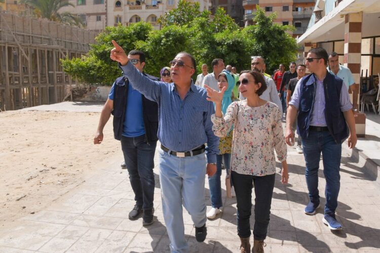 محافظ الإسكندرية يتابع اعمال تطوير ساحة أبو العباس المرسي (ميدان المساجد) بنطاق حي الجمرك