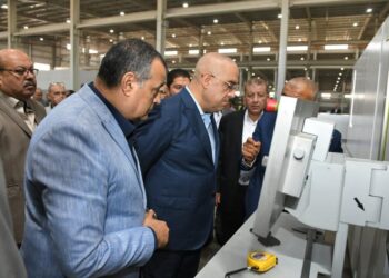 وزيرا الإنتاج الحربي والإسكان يتفقدان مصنع إنتاج المصاعد الكهربائية