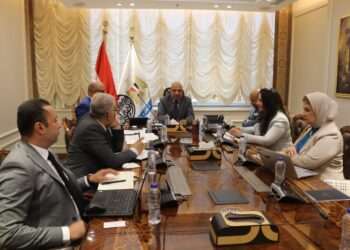 وزير قطاع الأعمال العام يبحث إجراءات إدراج القطن للتداول عبر بورصة السلع