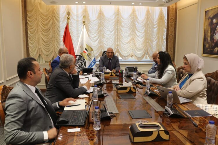 وزير قطاع الأعمال العام يبحث إجراءات إدراج القطن للتداول عبر بورصة السلع