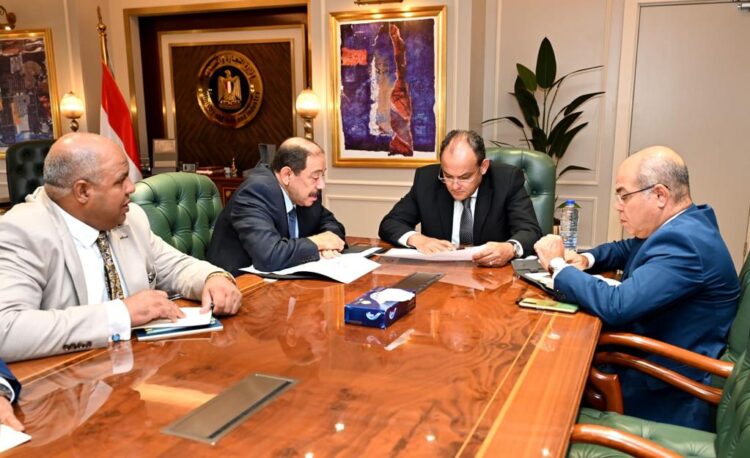 وزير التجارة والصناعة يستعرض تطورات مشروع تنمية منطقة المثلث الذهبي بالصحراء الشرقية 1 وزير التجارة والصناعة يستعرض تطورات مشروع تنمية منطقة المثلث الذهبي بالصحراء الشرقية