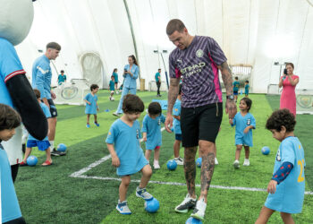 إيدرسون نجم مانشستر سيتي المتوج بالثلاثية يستمتع بزيارة أبوظبي ومعالمها الرائدة بعد موسم تاريخي