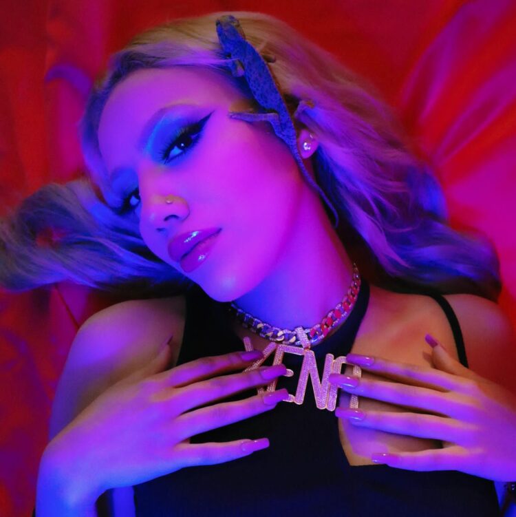 المغربية كزينة عويطة تطرح فيديو كليب بلمسة صحراوية مشرقية 1 كليب جديد