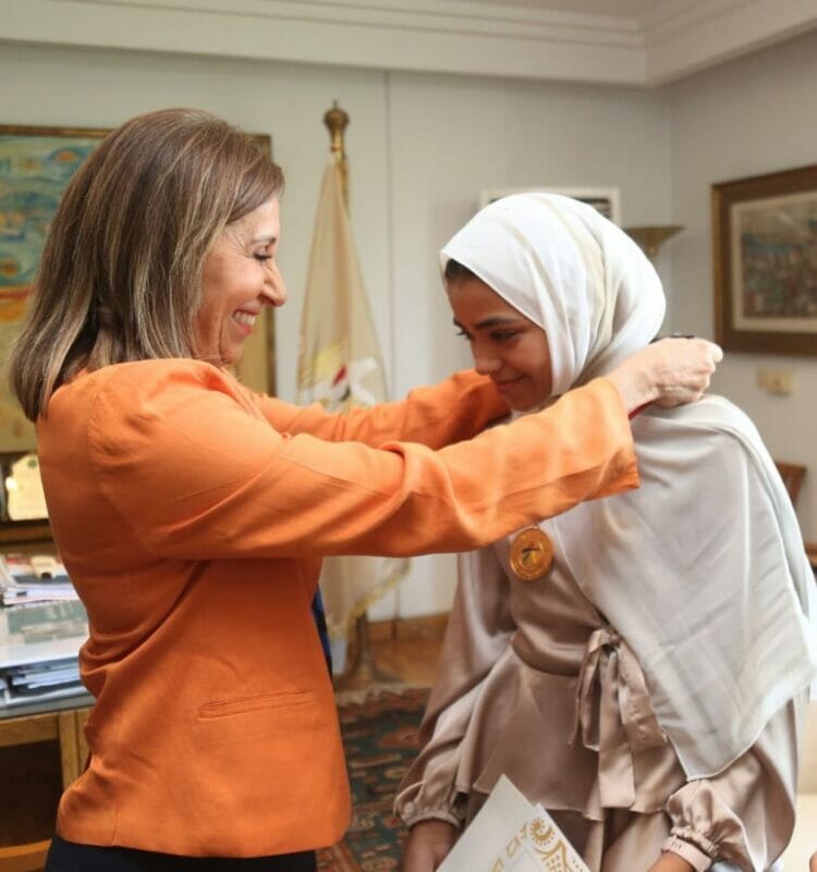 وزيرة الثقافة تُكرم الطفلة حبيبة الفائزة بجائزة إيفاك اليابانية العالمية