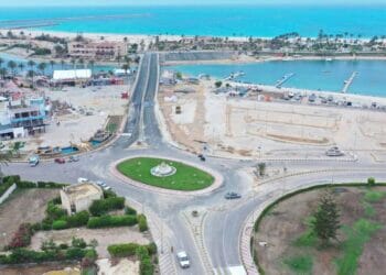 معاون وزير الإسكان يتفقد مشروعات التطوير الجارى تنفيذها بمركز مارينا العلمين السياحى