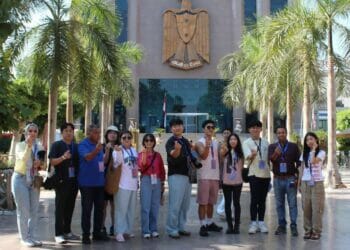 برج القاهرة يستقبل المشاركين بالوفد الكوري ضمن برنامج تبادل الوفود الشبابية