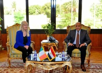 وزير الطيران المدني يلتقي سفيرة أيرلندا بالقاهرة لتعزيز أوجه التعاون المشترك بين البلدين في مجال النقل الجوي