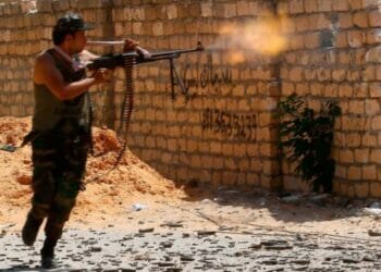 مواجهات عنيفة في العاصمة الليبية.. وعائلات عالقة وسط الرصاص