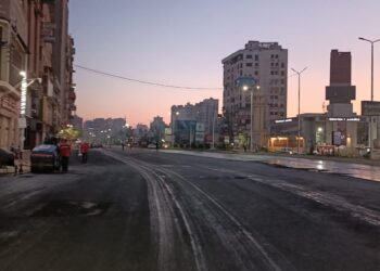 استمرار أعمال الرصف والتطوير بشوارع المحلة الكبرى 