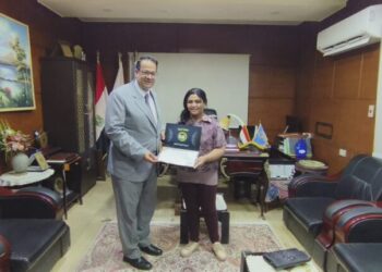 وكيل تعليم الغربية  يكرم الطالبة أروى أحمد فوزي لتميزها فى تصميم شعار المحافظة