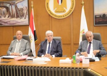 وزير التعليم العالي يبحث مع محافظي القاهرة والجيزة آليات تطوير الصورة البصرية للطريق الدائري