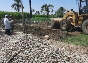 إزالة فورية لـ 9 حالات تعدى علي أراضي زراعية وأراضي أملاك الدولة بمركزي أبنوب والقوصية