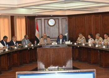 استعرض الدكتور عاصم الجزار، وزير الإسكان والمرافق والمجتمعات العمرانية، واللواء محمد الشريف، محافظ الإسكندرية، موقف مشروعات مياه الشرب والصرف الصحى الجارى تنفيذها بالمحافظة، ويتولى تنفيذها الجهاز التنفيذي لمياه الشرب والصرف الصحى، التابع لوزارة الإسكان، وذلك خلال اجتماع بديوان محافظة الإسكندرية، بحضور مسئولي الوزارة والمحافظة. وأوضح الدكتور عاصم الجزار، أنه جارٍ تنفيذ 19 مشروعاً لمياه الشرب وصرف صحى الحضر والمناطق الريفية، بإجمالى طاقة 195 ألف م3/يوم، بتكلفة حوالى 5.2 مليار جنيه، بمحافظة الإسكندرية، موزعة كالتالى، 5 مشروعات لصرف صحى الحضر، بطاقة 130 ألف م3/يوم، بتكلفة 3 مليارات و312 مليون جنيه، و13 مشروعاً لصرف صحى المناطق الريفية، بطاقة 65 ألف م3/يوم، بتكلفة مليار و805 ملايين جنيه، إضافة إلى مشروع لمياه الشرب، بتكلفة 55 مليون جنيه. وأضاف وزير الإسكان، تشمل المشروعات الجارى تنفيذها، توسعات محطة معالجة العامرية، والصرف الصحى لمنطقة أبوتلات، وباقى شبكاتها، والصرف الصحى لمنطقة مرغم، ومحطة رفع 11 شرق، ومحطة معالجة أبيس الأولي، والصرف الصحي لأبيس الأولي، والصرف الصحي لخورشيد القبلية، والصرف الصحى لقرى بنجر السكر (2 – 3 – 4 – 5 – 6)، ومحطة معالجة مصطفي إسماعيل، والصرف الصحي لمنطقة أبوبسيسة، والصرف الصحي المتكامل لقرية الجلاء (معالجة - رفع - انحدار)، ومحطة معالجة كفر أبوزهرة، ورافع مياه شرب سيدى عبدالقادر. وأشار المهندس أحمد عبدالقادر، رئيس الجهاز التنفيذي لمياه الشرب والصرف الصحى، إلى أهم المشروعات المنتهية بمحافظة الاسكندرية خلال الفترة من 2014 : 2023، وتشمل، استكمال محطة المعالجة الشرقية، ومحطة معالجة ورفع العامرية 126 كم، ومعالجة الحمأة الناتجة من محطة معالجة التنقية الشرقية، ونقل مأخذ محطة المياه من ترعة مريوط إلى ترعة النوبارية لتحسين خواص المياه المغذية للمحطة، والصرف الصحى بقرى الملاحة، ومجمع الثلاثينى، وعزبة الخمسمائة - شبكة المهاجرين، وابن النفيس وطوسون، ومنطقة الشيخ الكبرى، وعزبة حماس بالمراغى، واستكمال الصرف الصحي بمنطقة الفلكي، وشبكات صرف صحى منطقة أرض الجنينة التابعة لزاوية عبدالقادر بالعامرية، ورافع مياه شرب الفوكا، ورافع مياه شرب الضبعة، ورافع مياه شرب الضبعة الساحلى، ورافع مياه شرب العلمين، ورافع مياه شرب سيدى عبدالرحمن، ورافع مياه شرب الحمام الساحلي.