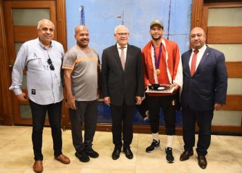 محافظ بورسعيد يكرم اللاعب عمر العوضي لحصوله على الميدالية الذهبية ببطولة أفريقيا