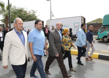 محافظ بني سويف يشهد اصطفاف قافلة  المواد الغذائية والمساعدات ضمن مبادرة قطار الخير