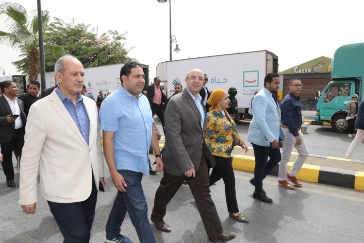 محافظ بني سويف يشهد اصطفاف قافلة  المواد الغذائية والمساعدات ضمن مبادرة قطار الخير