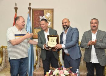 محافظ أسيوط يكرم أعضاء فريق مبادرة قيم وحياة في مرحلتها الخامسة