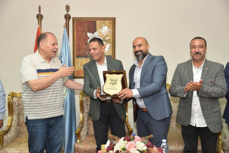 محافظ أسيوط يكرم أعضاء فريق مبادرة قيم وحياة في مرحلتها الخامسة