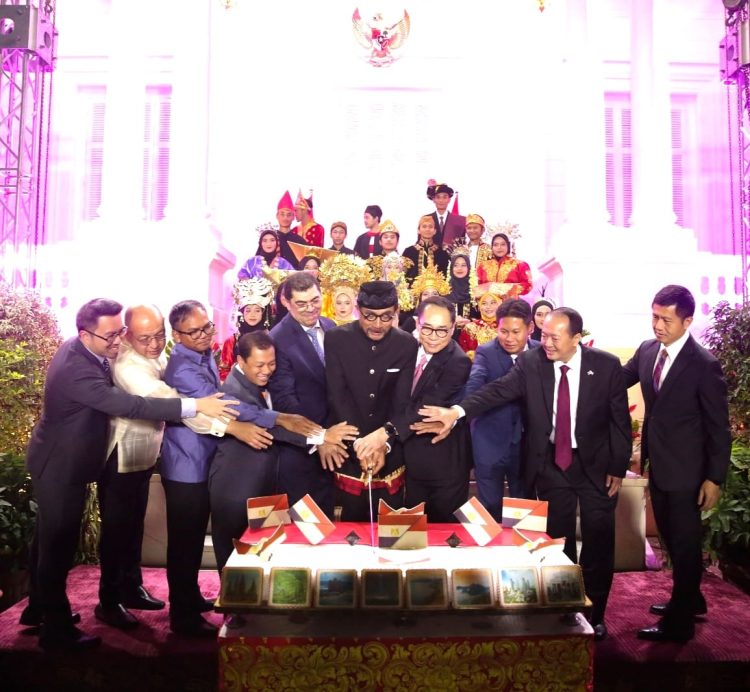 في حفل استقبال دبلوماسي السفير الإندونيسي في القاهرة يروج للآسيان ويدعو إلى التعاون لمواجهة التحديات العالمية 1 في حفل استقبال دبلوماسي السفير الإندونيسي في القاهرة يروج للآسيان ويدعو إلى التعاون لمواجهة التحديات العالمية