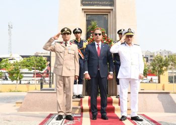 محافظ الفيوم يضع إكليلاً من الزهور على النصب التذكارى للشهداء