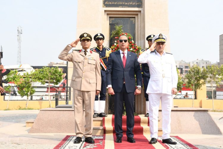 محافظ الفيوم يضع إكليلاً من الزهور على النصب التذكارى للشهداء