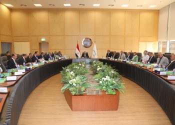 وزير النقل يترأس اجتماع الجمعية العامة  للشركة القابضة لمشروعات الطرق والكباري والنقل البري