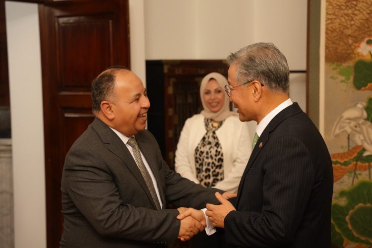 السفير كيم يونج هيون يرحب بالمصريين في البيت الأبيض في المعادي احتفالا بعيد كوريا 1 السفير كيم يونج هيون يرحب بالمصريين في البيت الأبيض في المعادي احتفالا بعيد كوريا