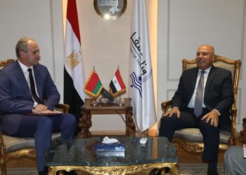 وزير النقل يبحث مع سفير بيلاروسيا بالقاهرة انشاء مصنع في برج العرب لتوطين صناعة الاتوبيسات الكهربائية والشاحنات في مصر و انشاء مركز للحبوب في احد الموانىء البحرية المصرية