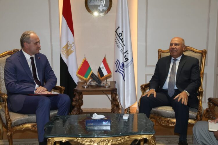 وزير النقل يبحث مع سفير بيلاروسيا بالقاهرة انشاء مصنع في برج العرب لتوطين صناعة الاتوبيسات الكهربائية والشاحنات في مصر و انشاء مركز للحبوب في احد الموانىء البحرية المصرية