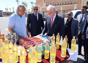 محافظ جنوب سيناء يتفقد قافلة بيع منتجات جهاز مشروعات الخدمة الوطنية بطور سيناء