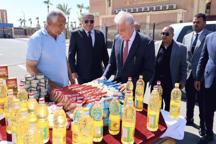 محافظ جنوب سيناء يتفقد قافلة بيع منتجات جهاز مشروعات الخدمة الوطنية بطور سيناء 1 محافظ جنوب سيناء يتفقد قافلة بيع منتجات جهاز مشروعات الخدمة الوطنية بطور سيناء