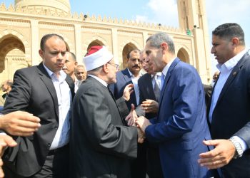 محافظ الغربية ومفتي الديار المصرية يؤديان صلاة الجمعة بالمسجد الأحمدي بطنطا