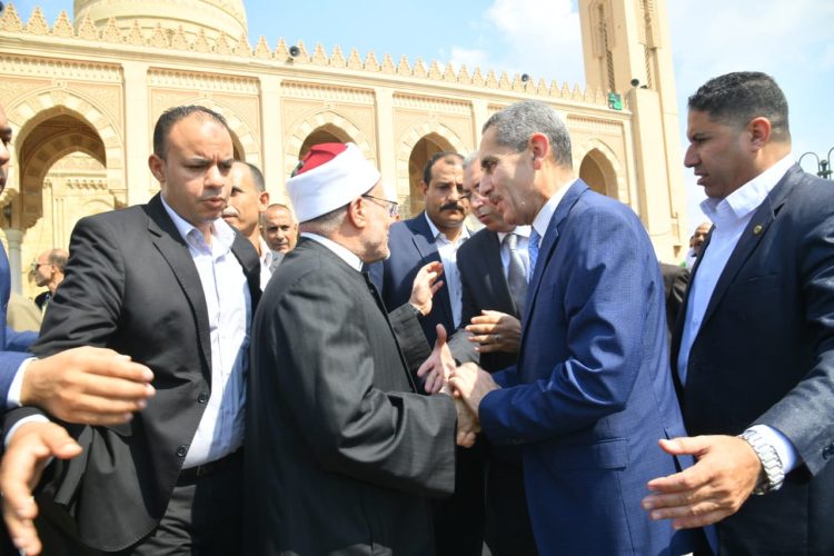 محافظ الغربية ومفتي الديار المصرية يؤديان صلاة الجمعة بالمسجد الأحمدي بطنطا 1 محافظ الغربية ومفتي الديار المصرية يؤديان صلاة الجمعة بالمسجد الأحمدي بطنطا