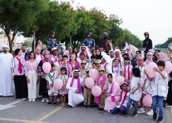 بمشاركة سالم بن ركاض مسيرة ” الأمل الوردي” للتوعية بسرطان الثدي في دبي .