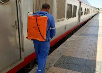 القيام بأعمال التطهير والتعقيم لمحطة السكة الحديد والمصالح الحكومية بمطروح .