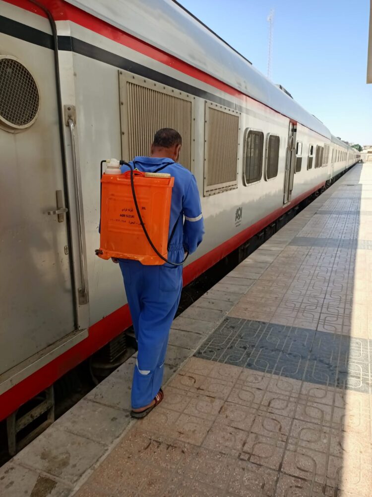 القيام بأعمال التطهير والتعقيم لمحطة السكة الحديد والمصالح الحكومية بمطروح .