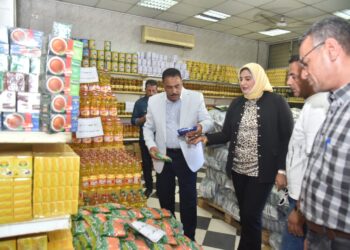 محافظ مطروح ومدير مديرية التموين بمطروح يتفقدا عدداً من المنافذ المشاركة بمبادرة تخفيض الأسعار.