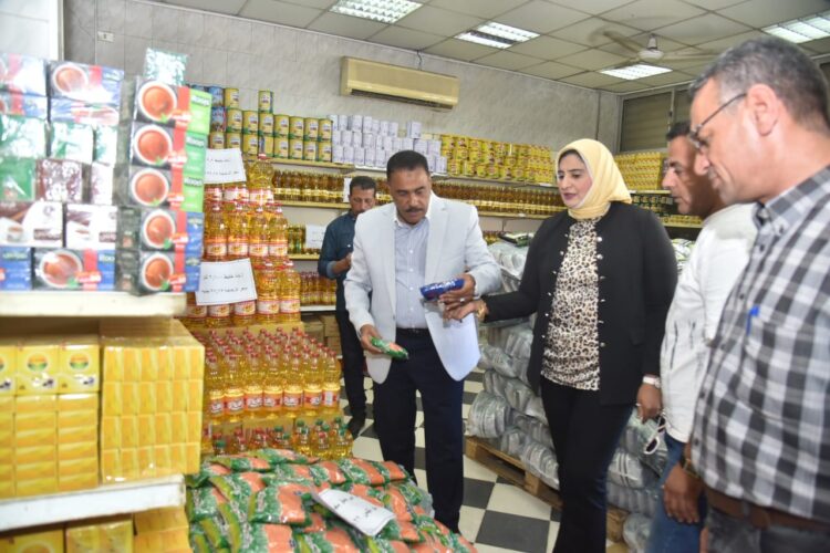 محافظ مطروح ومدير مديرية التموين بمطروح يتفقدا عدداً من المنافذ المشاركة بمبادرة تخفيض الأسعار. 1 محافظ مطروح ومدير مديرية التموين بمطروح يتفقدا عدداً من المنافذ المشاركة بمبادرة تخفيض الأسعار.