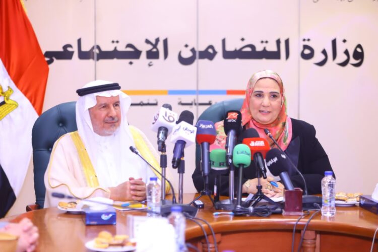 وزيرة التضامن الاجتماعي توقع مذكرة دعم مشترك بين الهلال الأحمر المصري ومركز الملك سلمان للإغاثة. 1 وزيرة التضامن الاجتماعي توقع مذكرة دعم مشترك بين الهلال الأحمر المصري ومركز الملك سلمان للإغاثة.