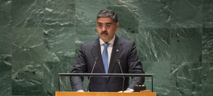 رئيس وزراء باكستان يؤكد على دعم بلاده القوي للجهود الدبلوماسية لإنهاء العنف في غزة.