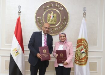 وزارة العمل :توقيع برتوكول تعاون مع “مصر للطيران”.